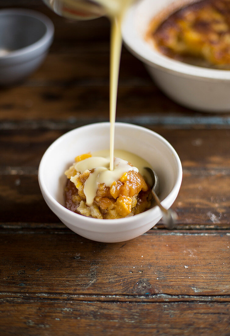 Sticky Pudding mit Mango und Vanillesauce