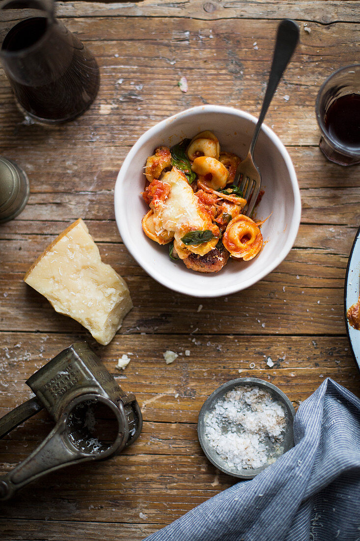 Tortellini mit Fleischbällchen und Parmesan