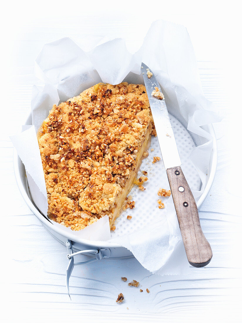Apple cake with brittle crumbs