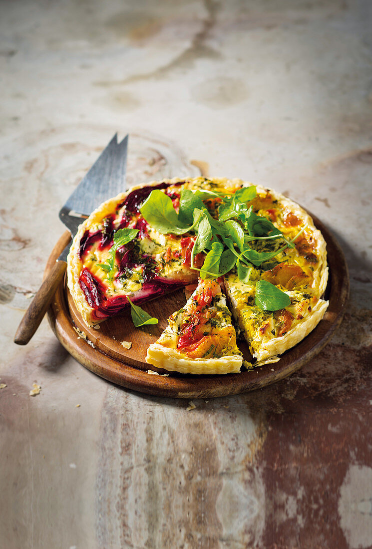 Ziegenkäse-Quiche mit roter und gelber Bete