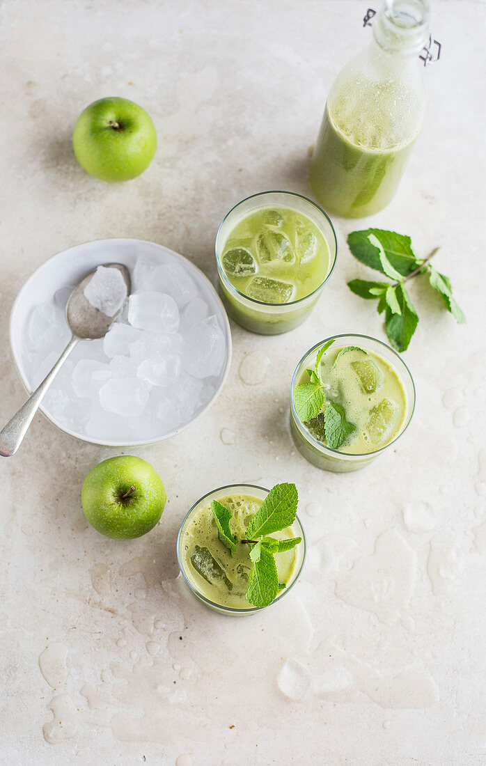 Grüner Saft mit Gurke, Sellerie, Minze und Ingwer