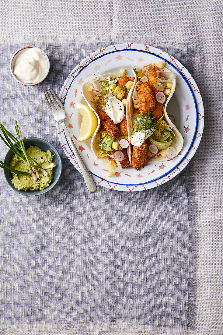 Gefüllte Weizentortillas mit Backfisch, Ananas, Fenchel und Sauerrahm