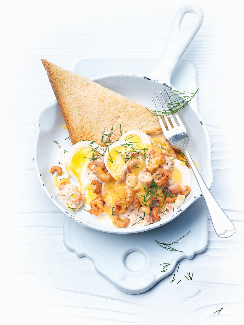 Fried prawns with egg and toast