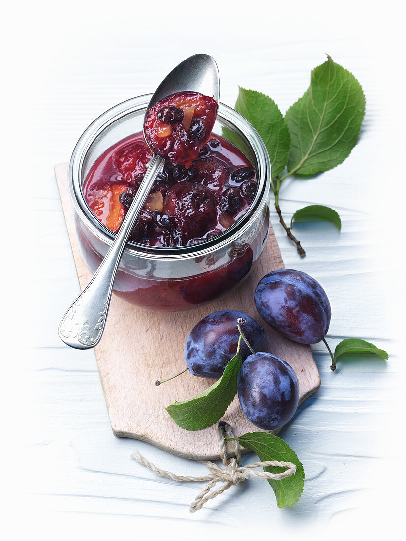 Pflaumenchutney im Glas mit Löffel