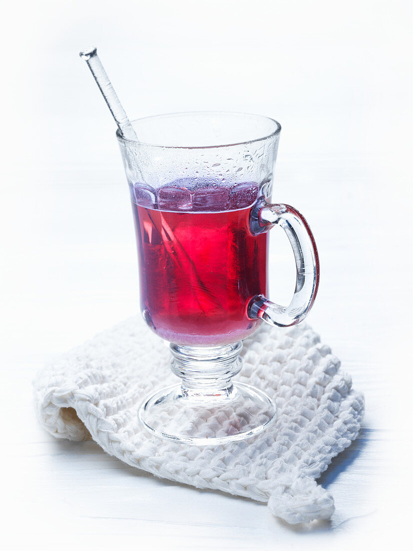 Rote Glut (Heissgetränk) im Glas