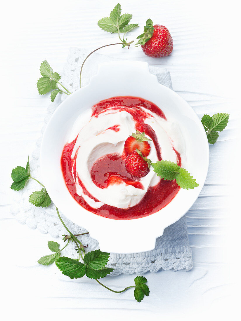 Sour cream with strawberry pureé