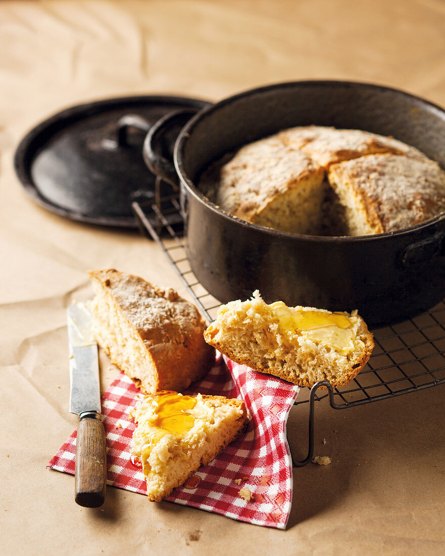 Topfbrot angeschnitten, zwei Stück mit Butter und Honig