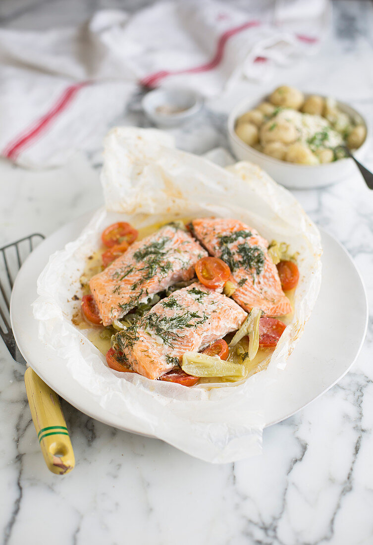 Lachs im Pergamentpapier mit Fenchel und Tomaten