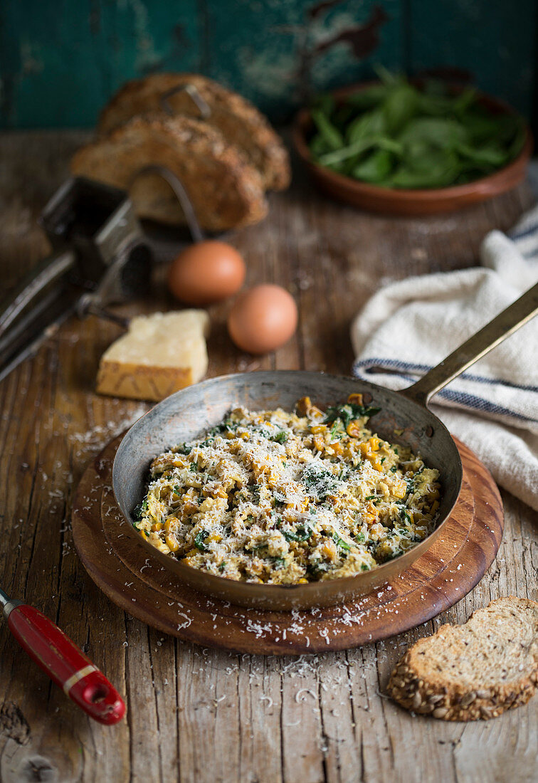 Rührei mit Spinat, Mais und Parmesan