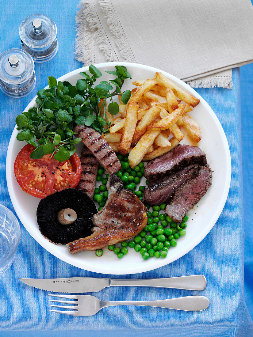 Grillteller mit Pommes und Erbsen