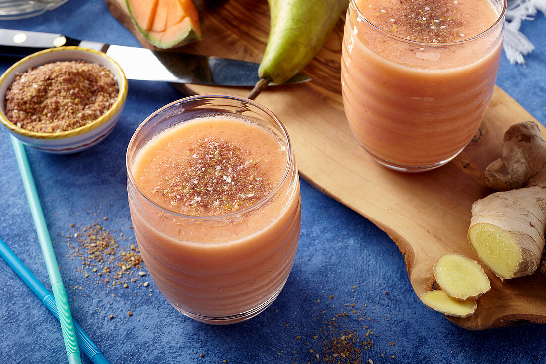 Ginger and cantaloupe smoothies with pear