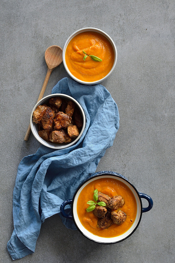 Kürbis-Curry-Suppe mit würzigem Hähnchen