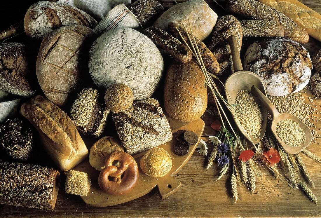 Brotstilleben mit Broten, Brötchen, Breze & Getreide