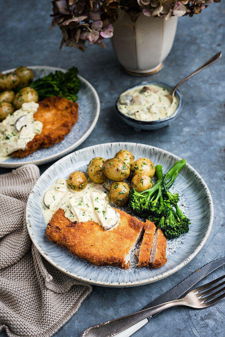 Breaded pork with mushroom sauce