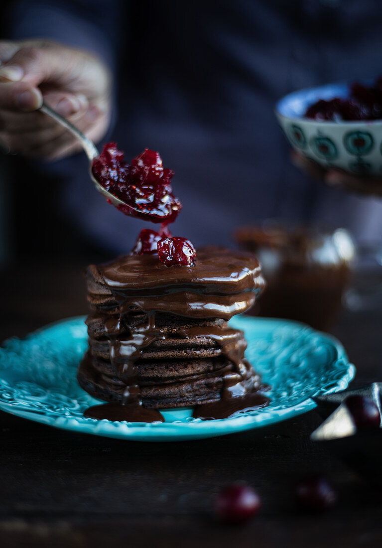 Schokoladen-Pancakes mit Cranberry-Kompott und Schokoladensauce