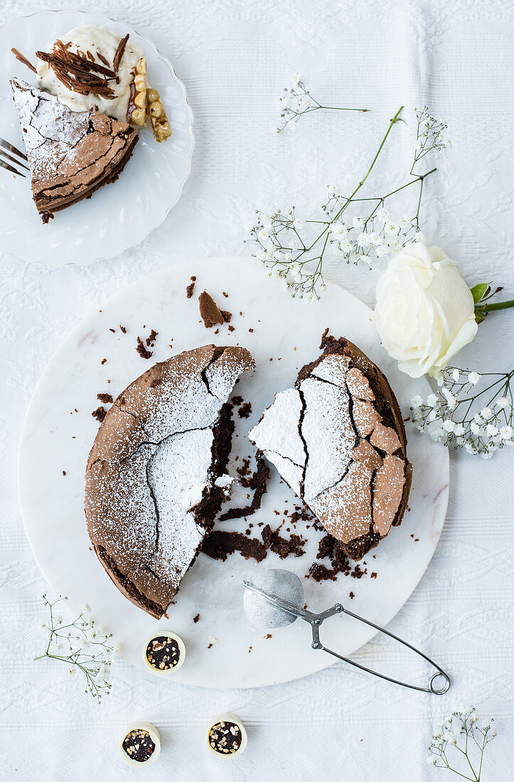Schokoladen-Haselnuss-Torte mit Eiscreme