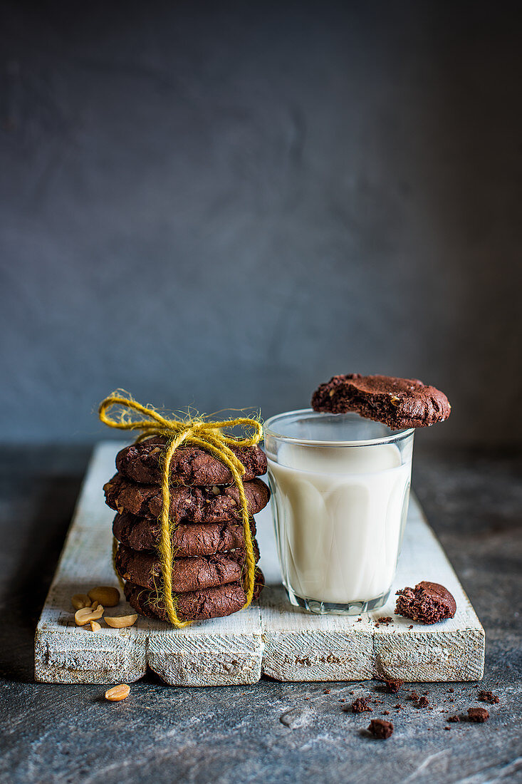 Schokoladen-Erdnuss-Kekse mit einem Glas Milch