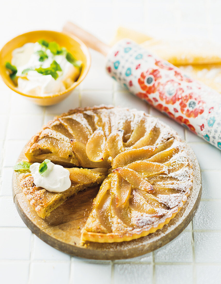 Frangipane-Tarte mit pochierten Birnen und Pistazien