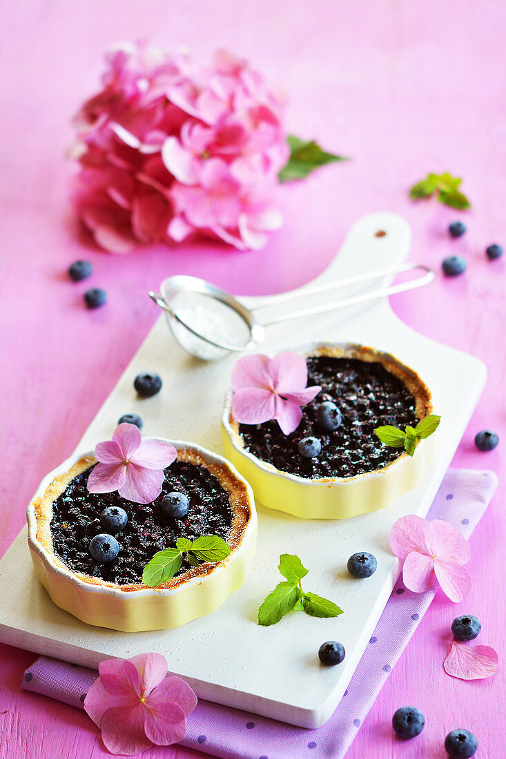 Heidelbeertörtchen mit rosa Hortensienblüten