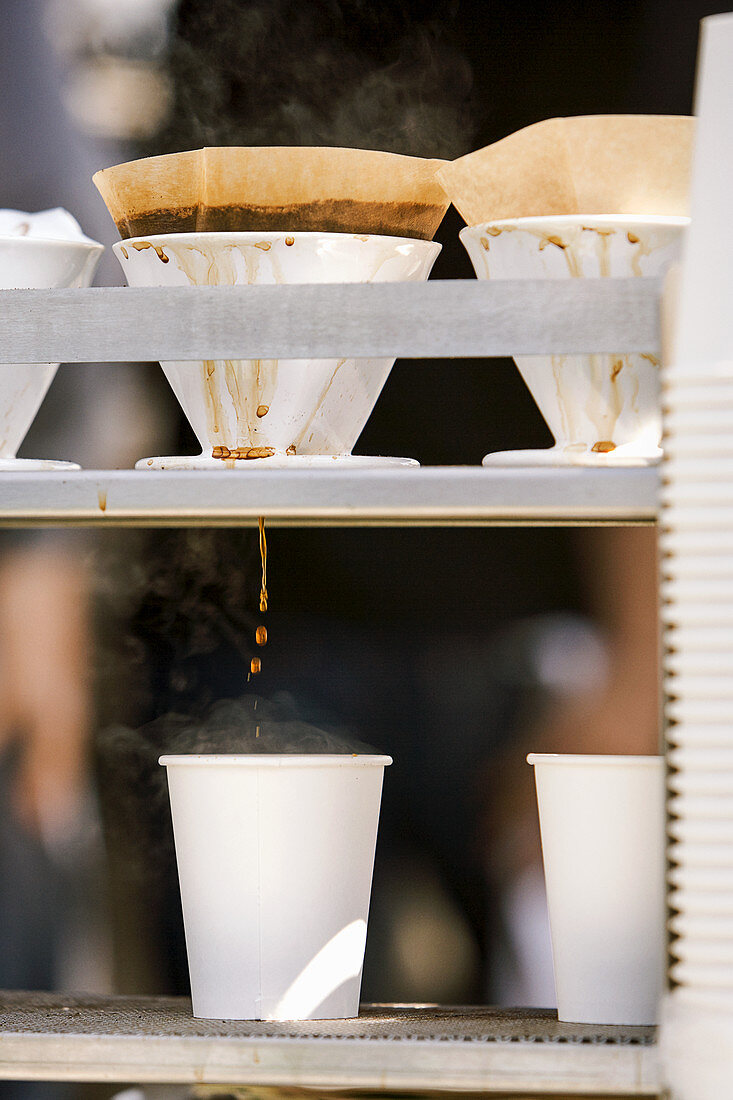 Filterkaffee tropft in Pappbecher auf einem Bauernmarkt in San Francisco, USA
