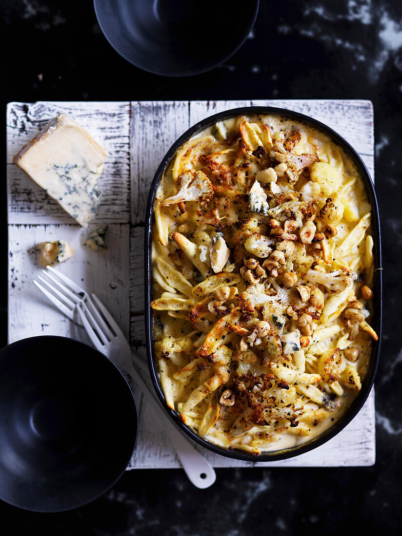 Strozzapreti mit Blumenkohl, Haselnüssen und Gorgonzola