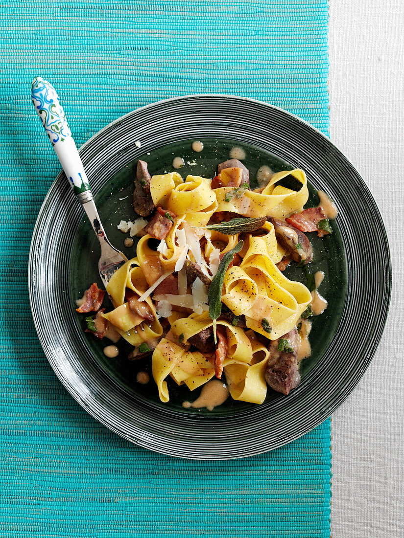 Pappardelle mit Hühnerleber und Salbei