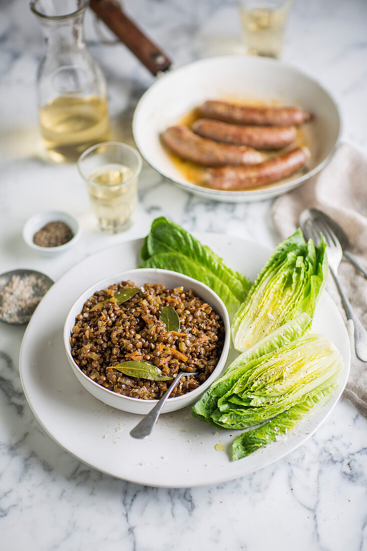 Linsensalat mit Bratwürstchen