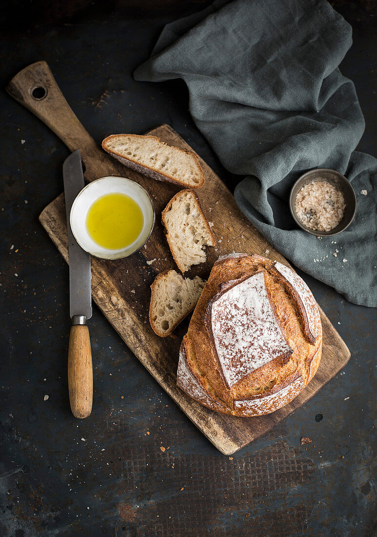 Brot auf Schneidebrett mit Olivenöl