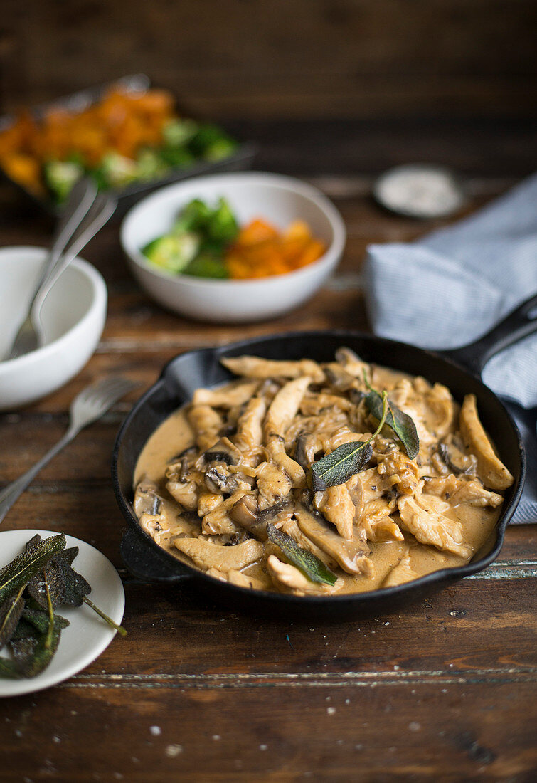 Hähnchen Stroganoff mit Pilzen und Salbei