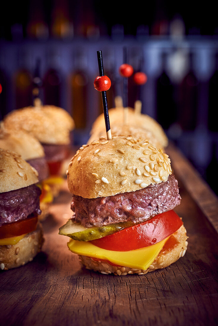 Beefburger sliders with cucumber, tomato and cheese