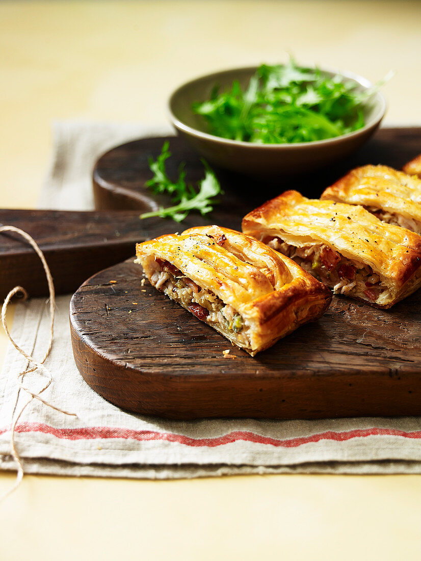 Pikanter Strudel mit Hähnchenfleisch, Speck und Blauschimmelkäse