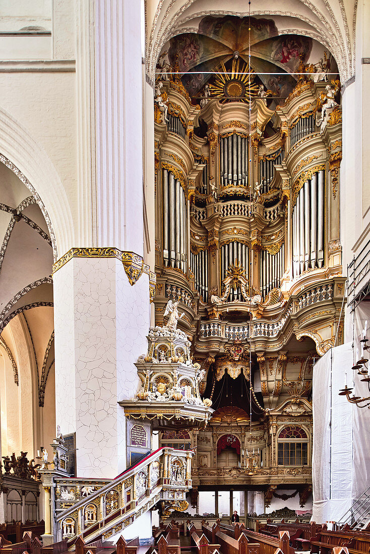Blick auf die Orgel in der St.-Marien-Kirche, Rostock, Deutschland