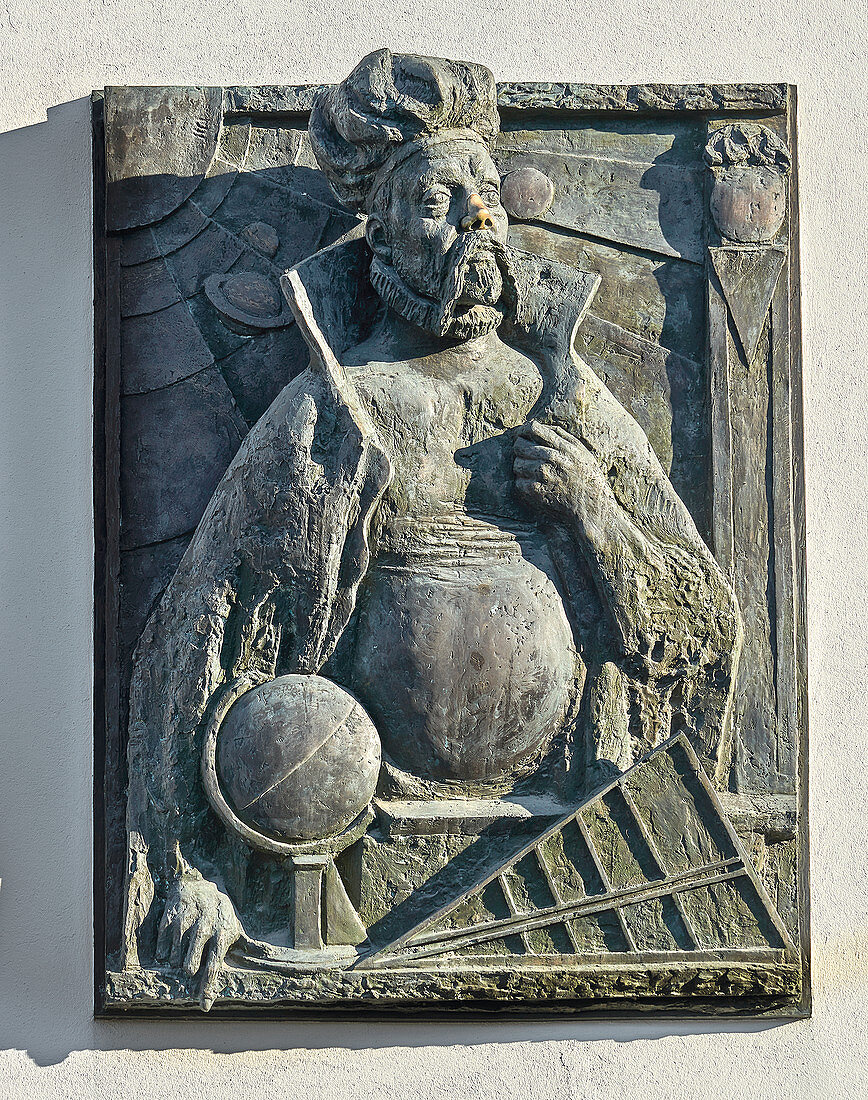 Tycho Brahe mit Sonnenuhr, Relief von Jo Jastram 1996, Rostock, Deutschland