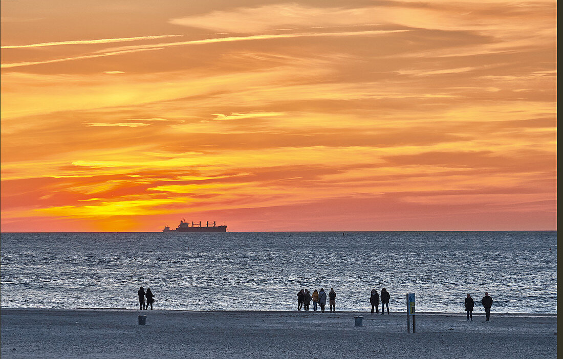 Der Strand von Warnemünde bei Sonnenuntergang, Rostock, Deutschland