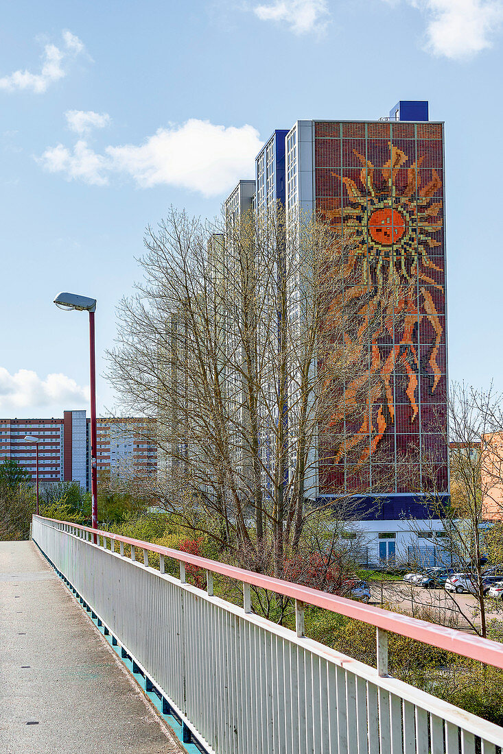 Stelzenhochhaus mit Großrelief, 'Die Sonne', Evershagen, Rostock, Deutschland