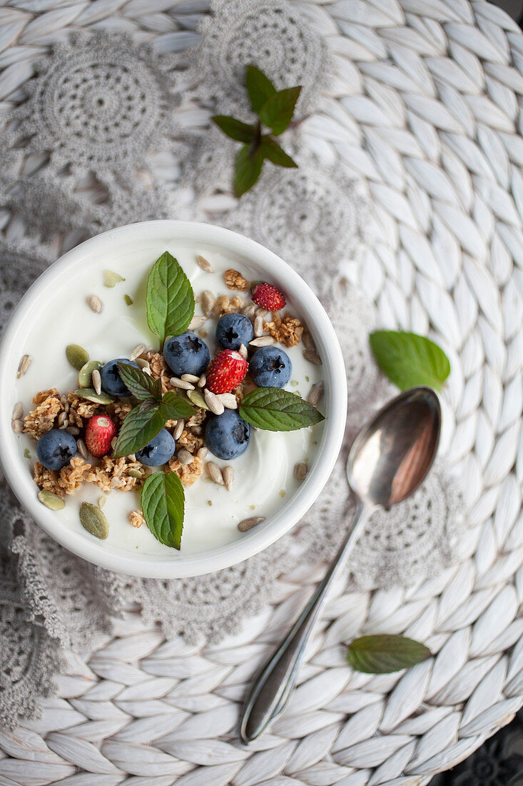 Smoothie Bowl mit Joghurt, Blaubeeren, Kernen und Minze