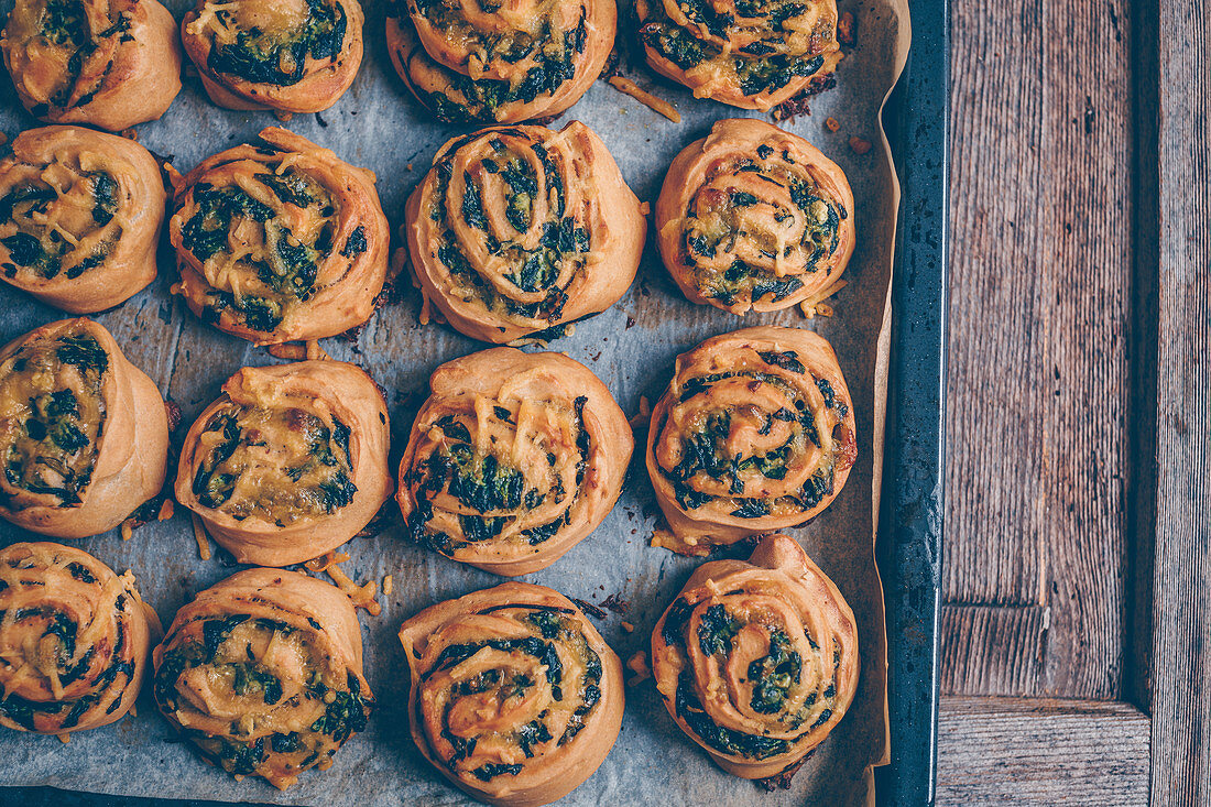 Vegane Spinatschnecken mit Käse auf Backpapier