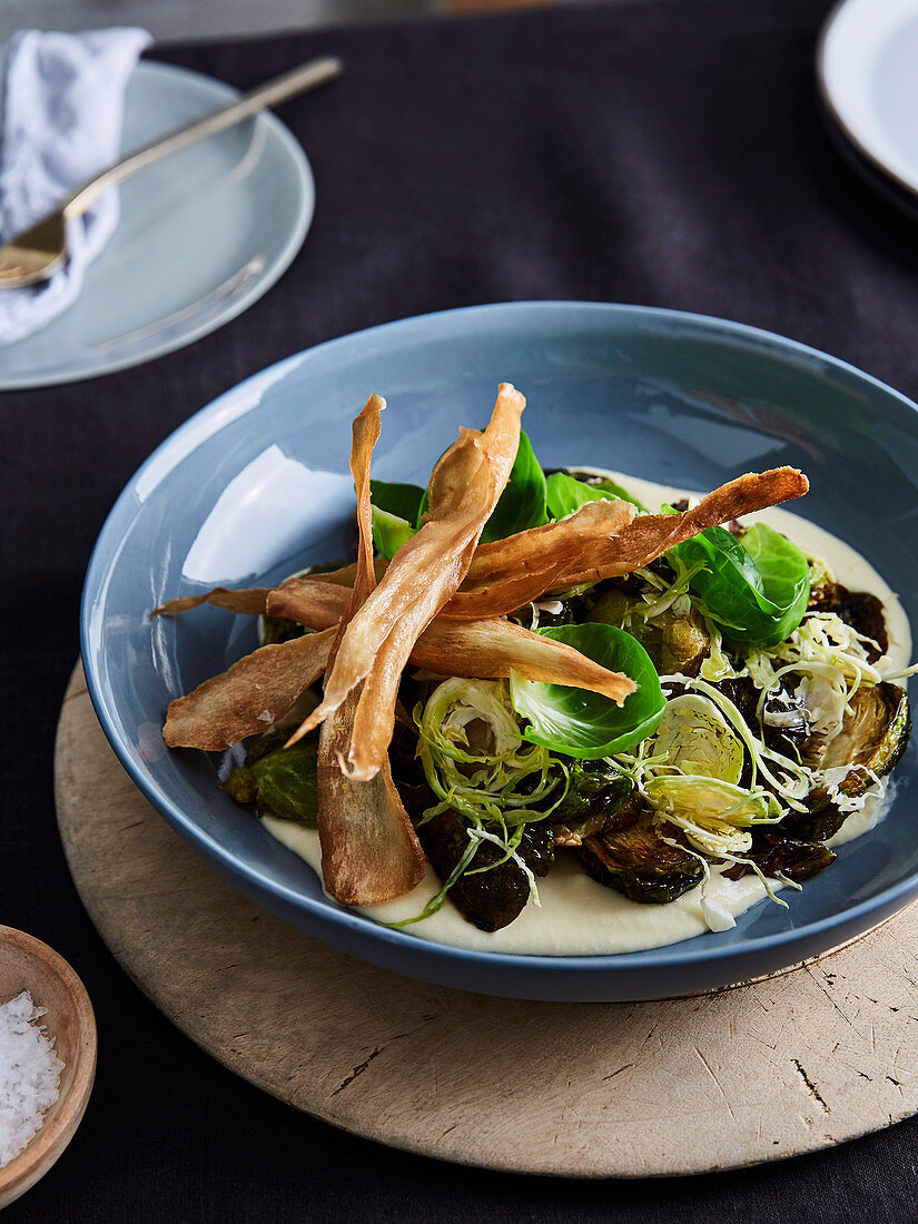 Frittiertes Gemüse auf Pastinakenpüree mit Sherryessigsauce