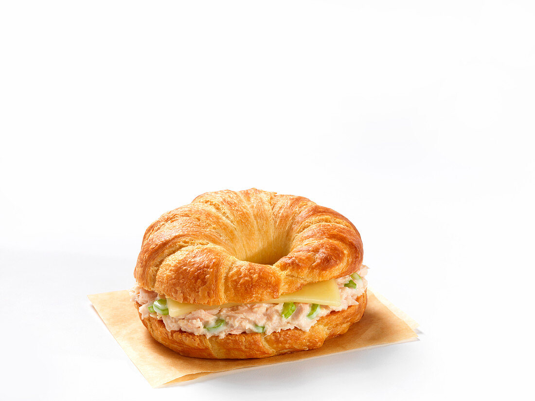 Ein Croissant-Sandwich mit Thunfischsalat und Käse