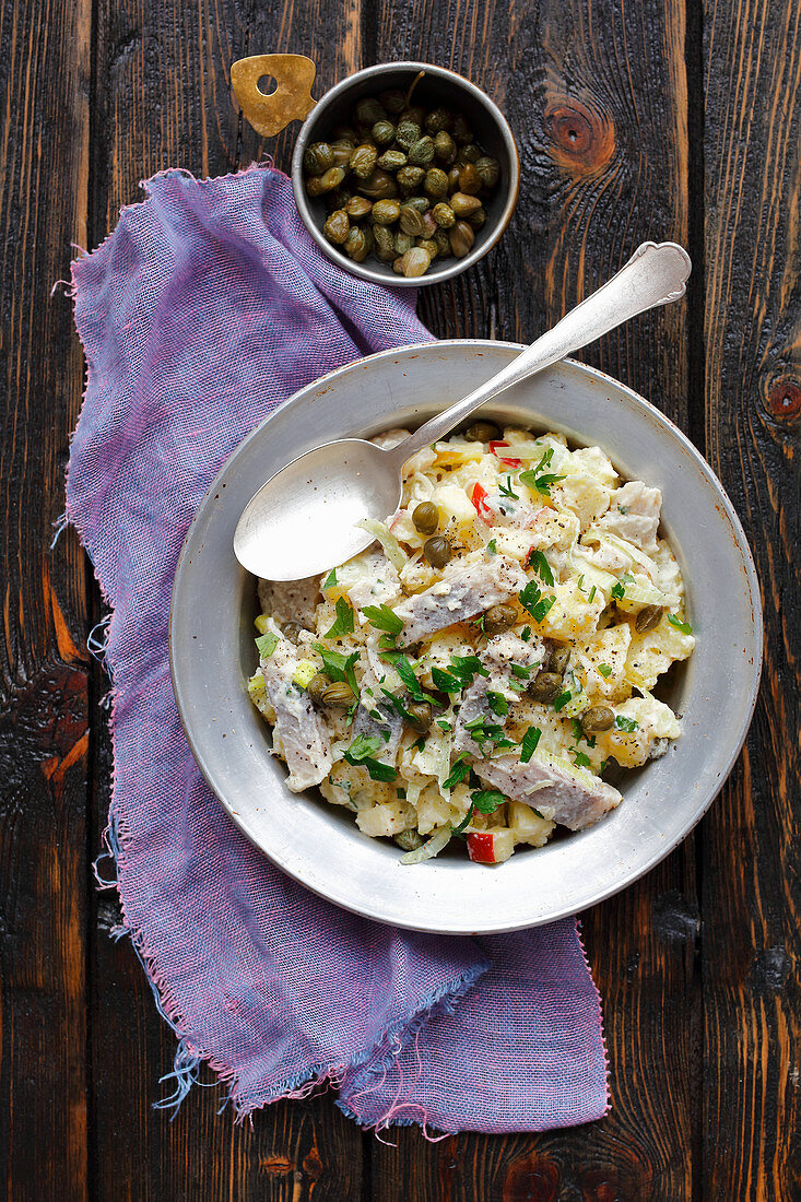 Kartoffelsalat mit Hering, Kapern, Apfel und Mayonnaise