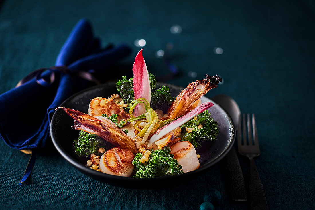 Grünkohlsalat mit Radicchio und Jakobsmuscheln