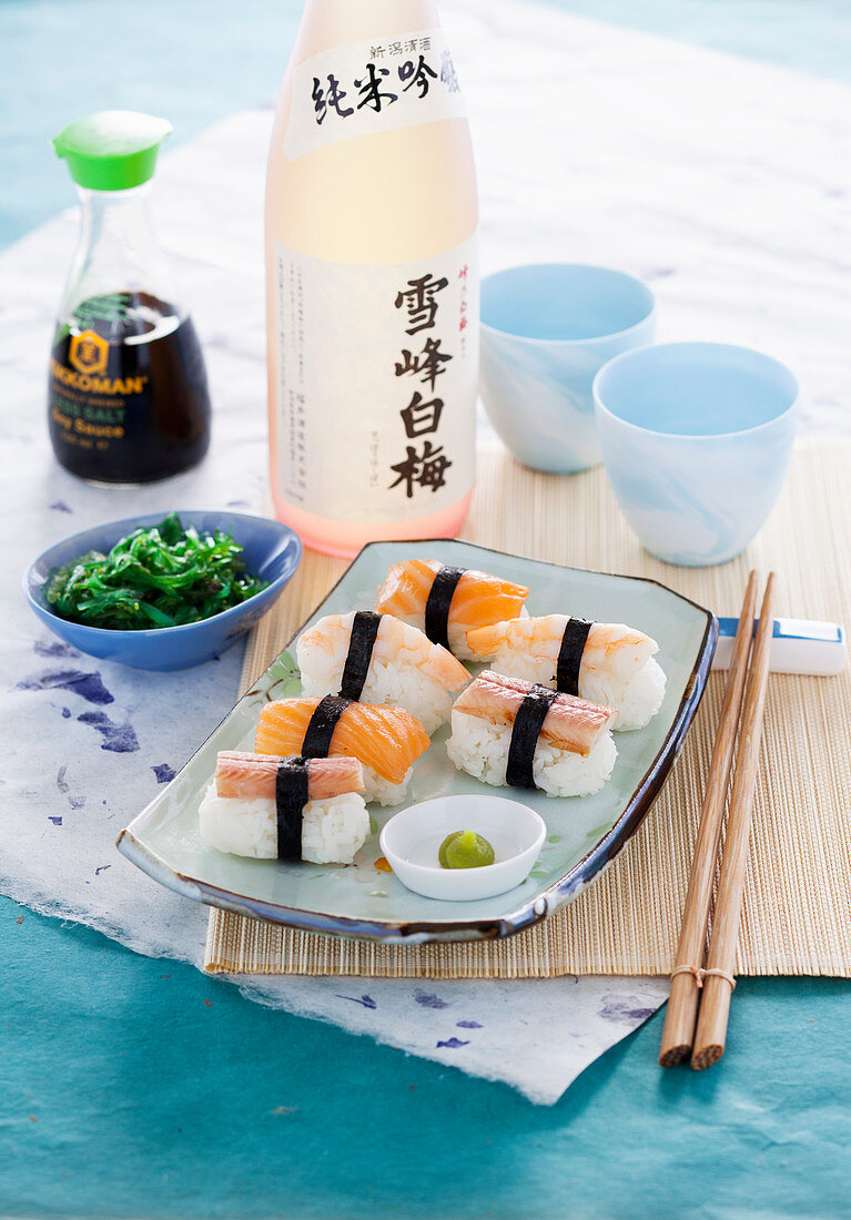 Nigiri-Sushi mit Räucherlachs, Aal und Garnelen