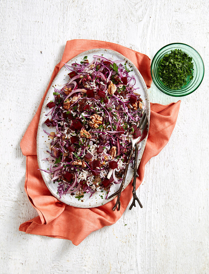 Reissalat mit Rotkohl, Roter Bete, Auberginen und Walnüssen