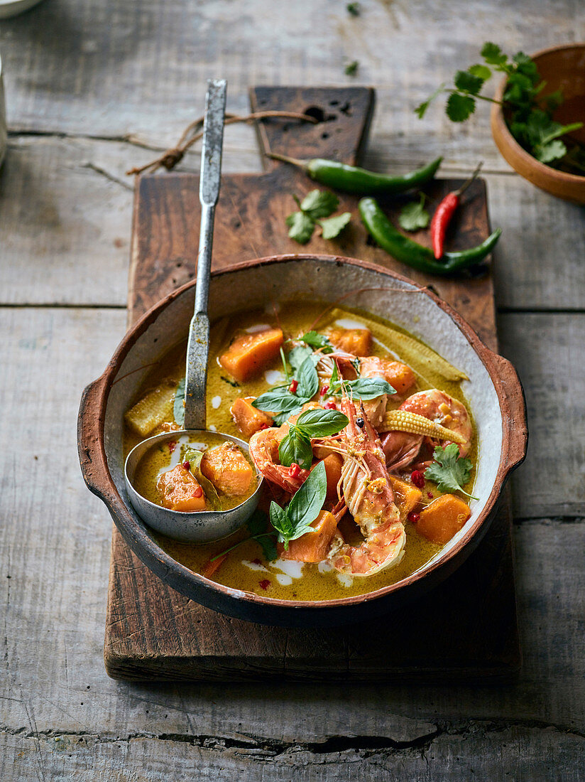Green curry of prawn and pumpkin
