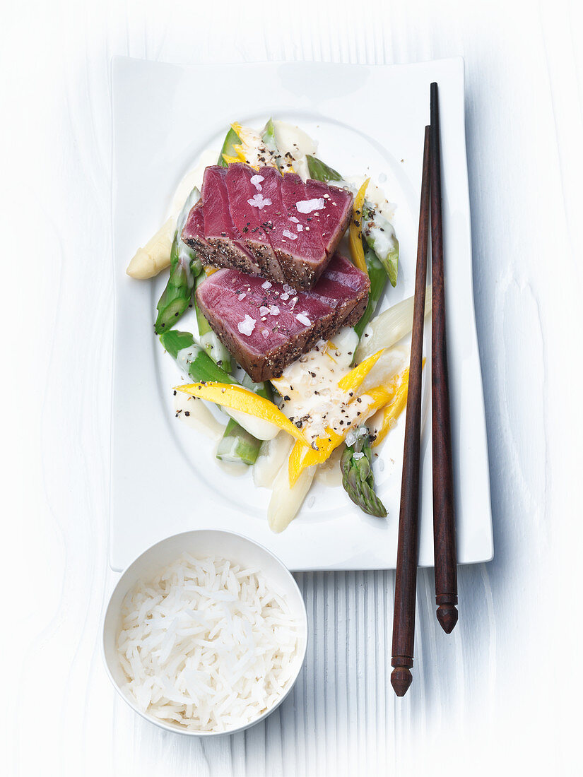 Rosa gebratener Thunfisch mit Spargelsalat und Wasabi