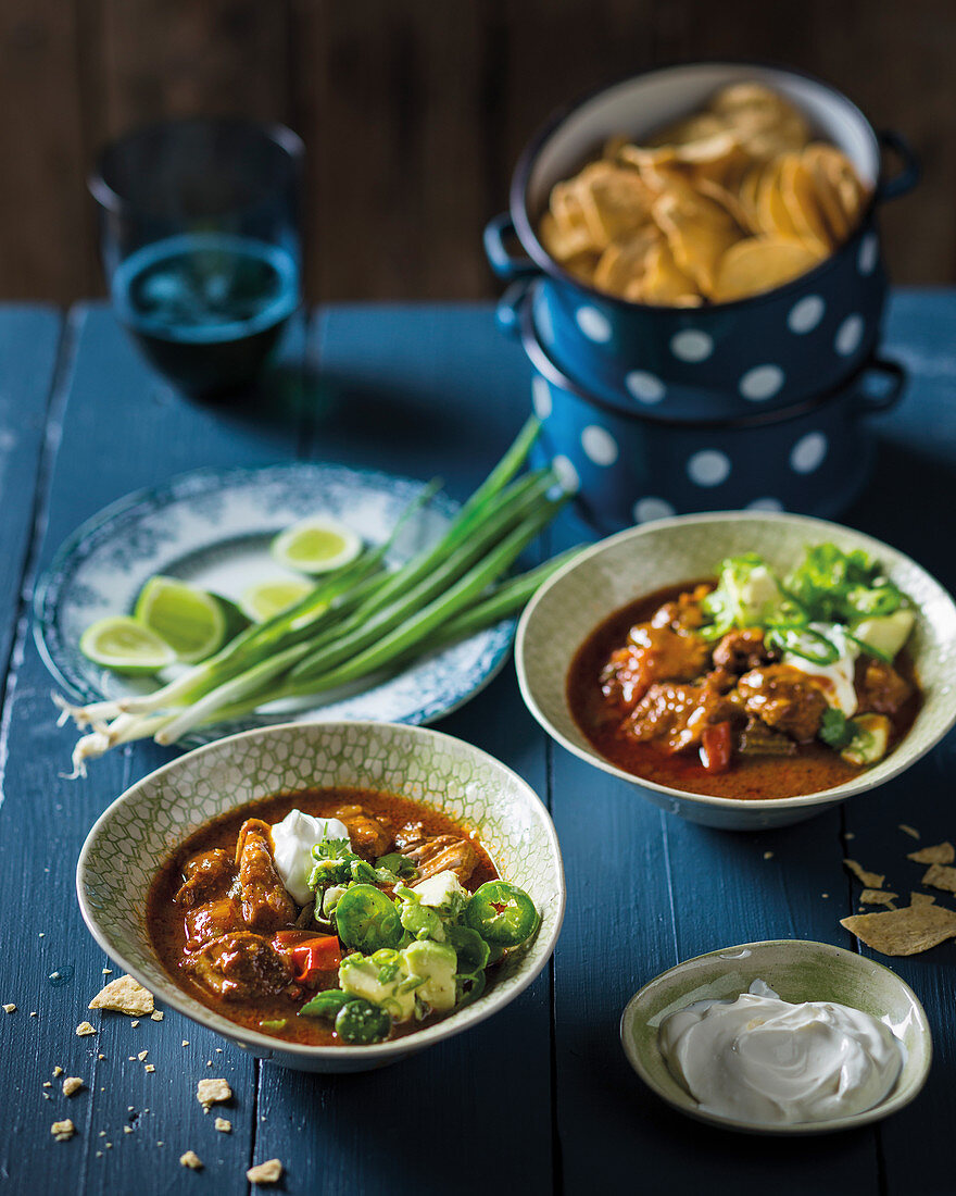 Schweinefleischeintopf mit Avocado und Tacos (Mexiko)