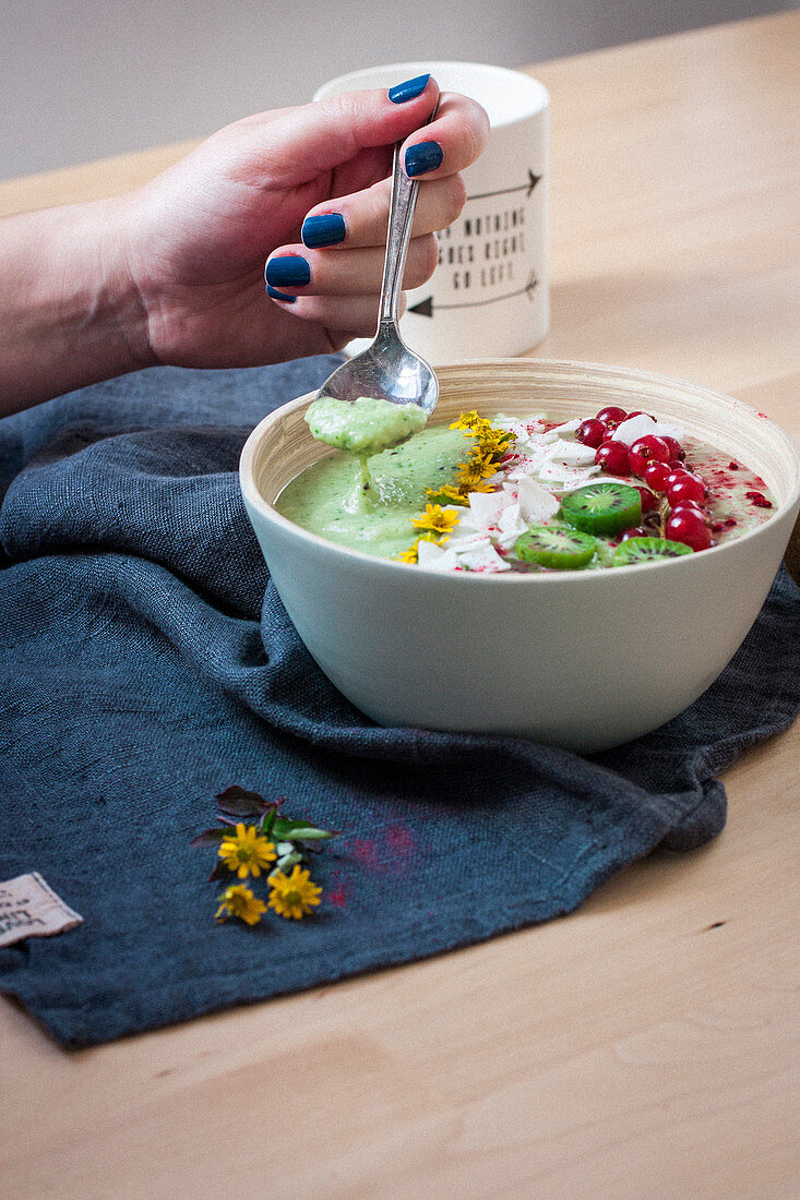 Grüne Smoothie Bowl mit Kiwi