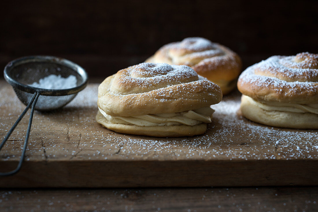 Vegane Hefeschnecken, gefüllt mit Vanille-Butter-Creme