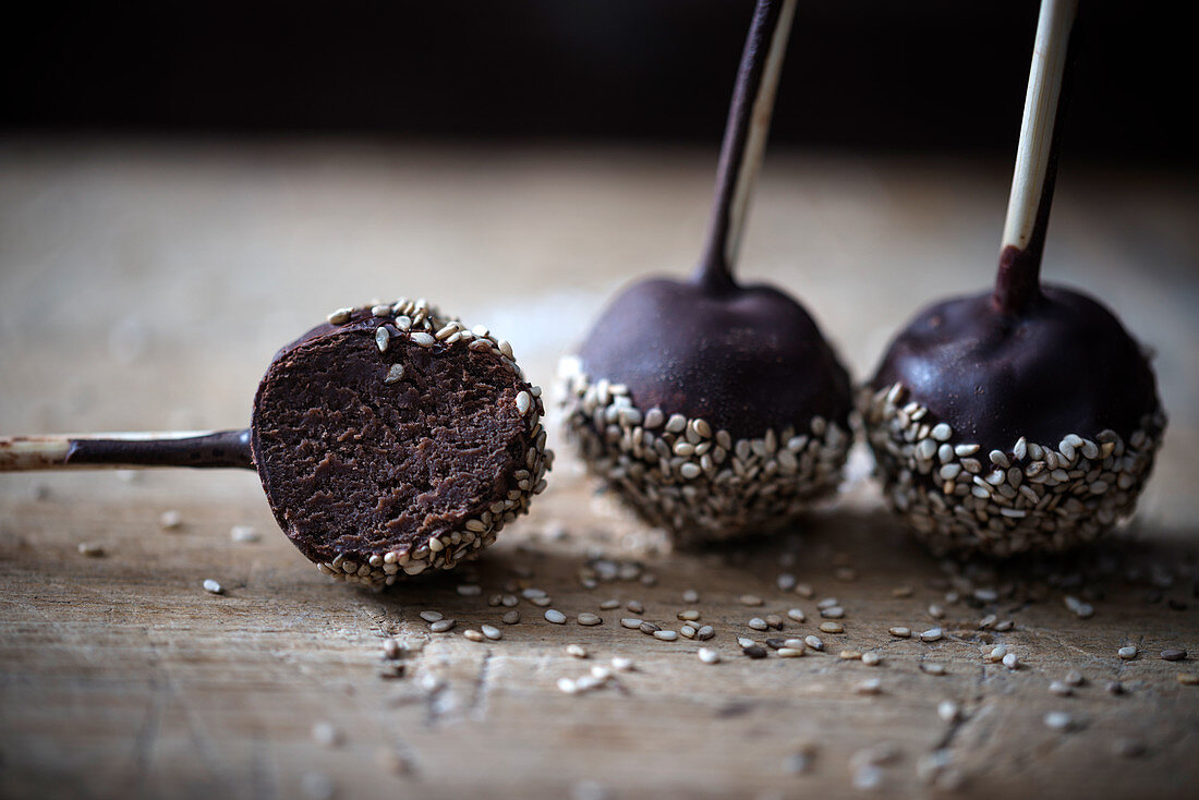 Schokoladen-Cakepops mit Meersalz und Sesam (Vegan)