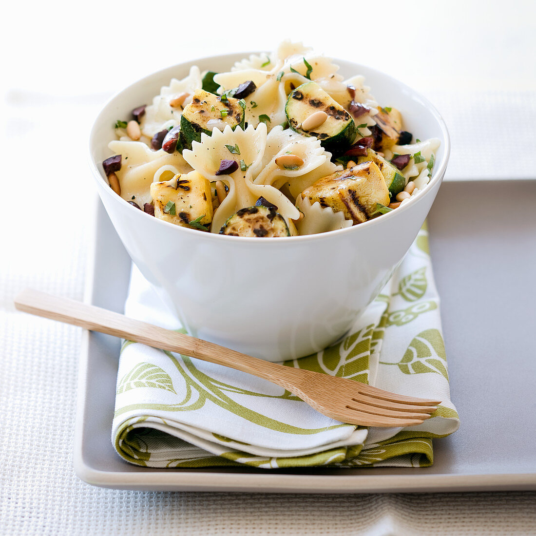 Nudelsalat mit gegrilltem Kürbis und Zucchini